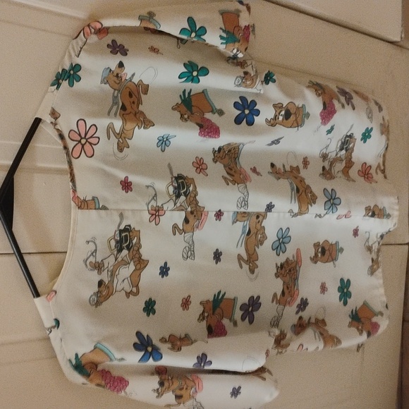 Size M Scooby Doo white scrub shirt - Picture 3 of 3